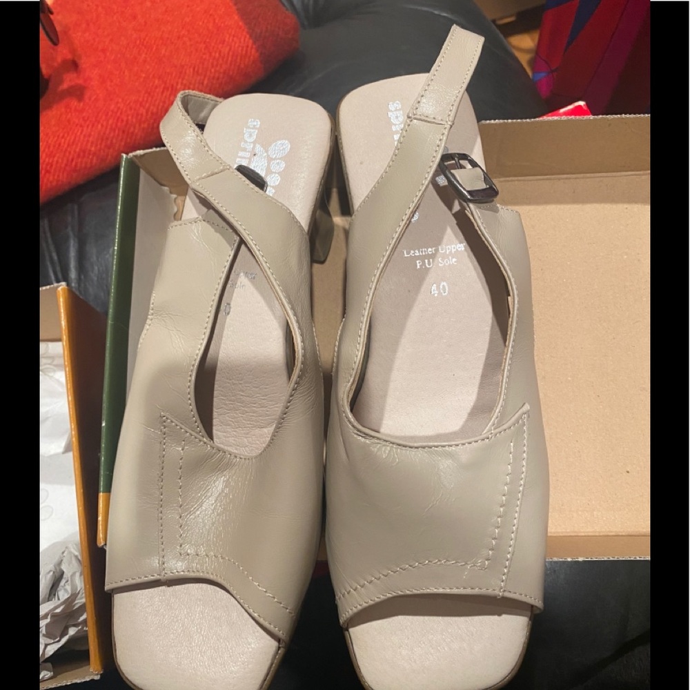 New spring step sandals size 10